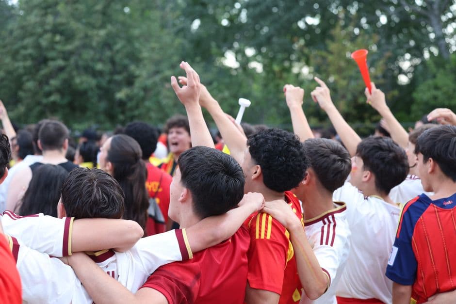 Gente animada en un evento deportivo en Madrid, en la sala de chat de Vic