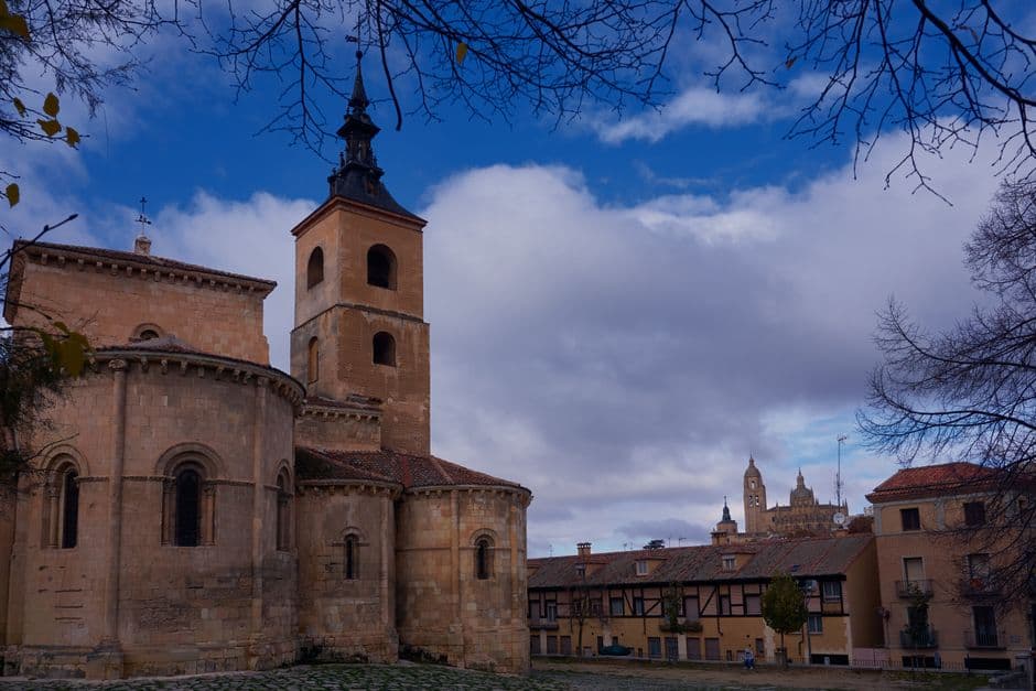 Iglesia histórica en un día nublado, en la sala de chat de Gavà