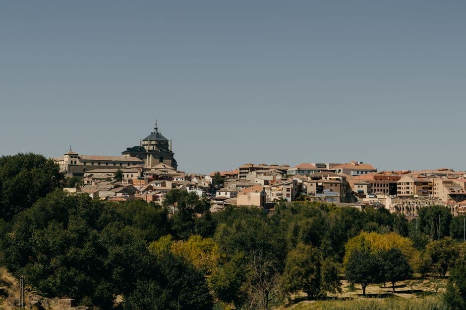 Panorama de Toledo con casco histórico y el río, en la sala de chat de Gavà