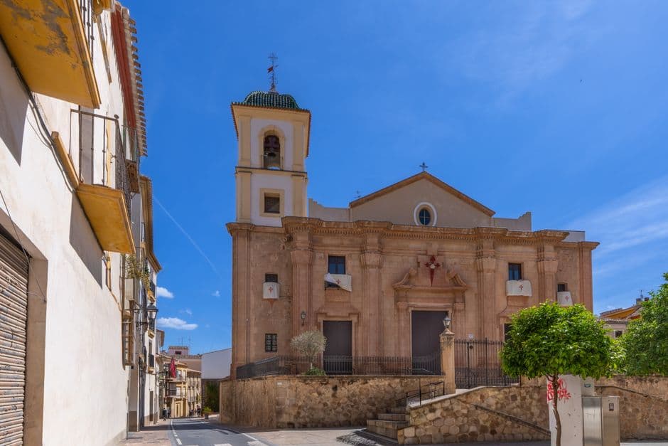 Fachada de iglesia histórica en Lorca, en la sala de chat de Esplugues de Llobregat