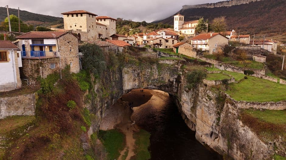 Paisaje rural con casas y montañas, en la sala de chat de Santurtzi