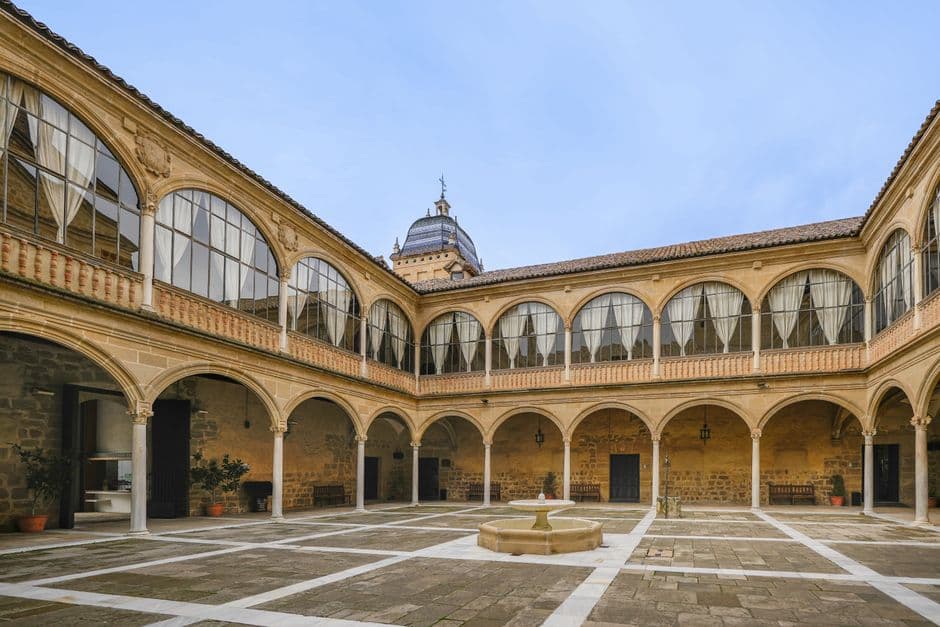 Patio histórico con arquitectura antigua, en la sala de chat de Vilafranca del Penedès