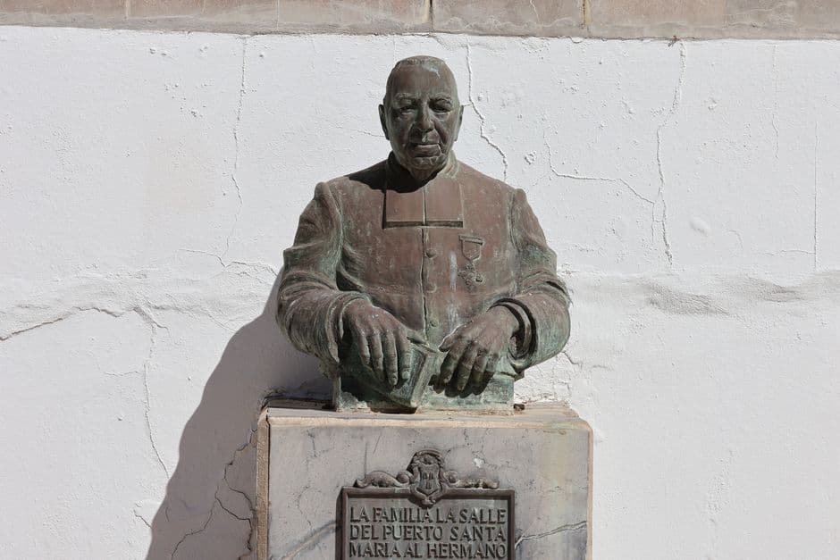 Busto de bronce de una figura histórica en un puerto, en la sala de chat de Santa Eulària des Riu