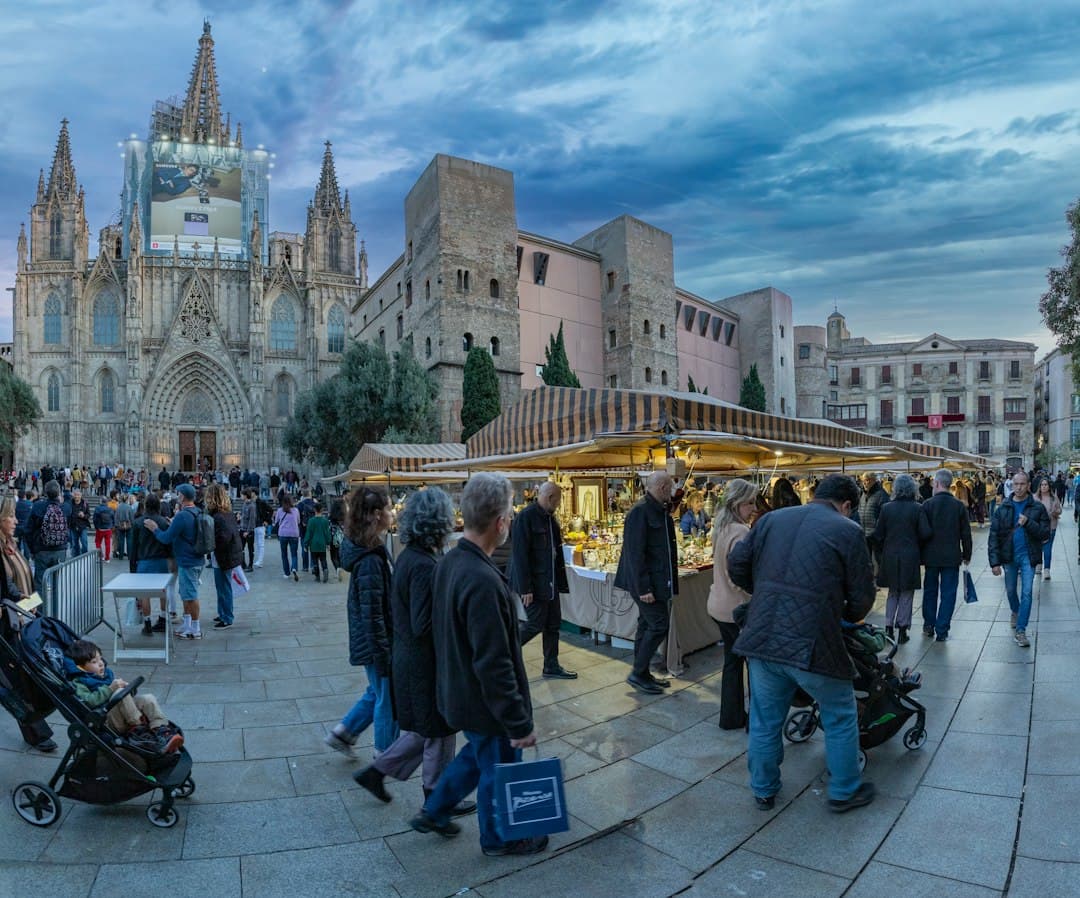 Mercado lleno de gente comprando y paseando, en el chat de Santa Eulària des Riu