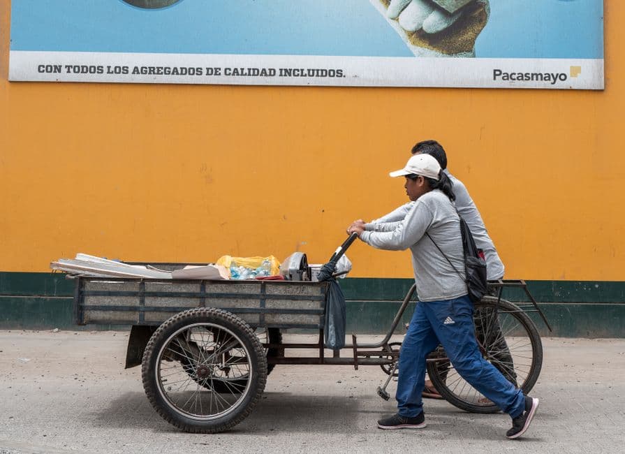 Gente caminando por la acera con un carrito, en la sala de chat de Trujillo