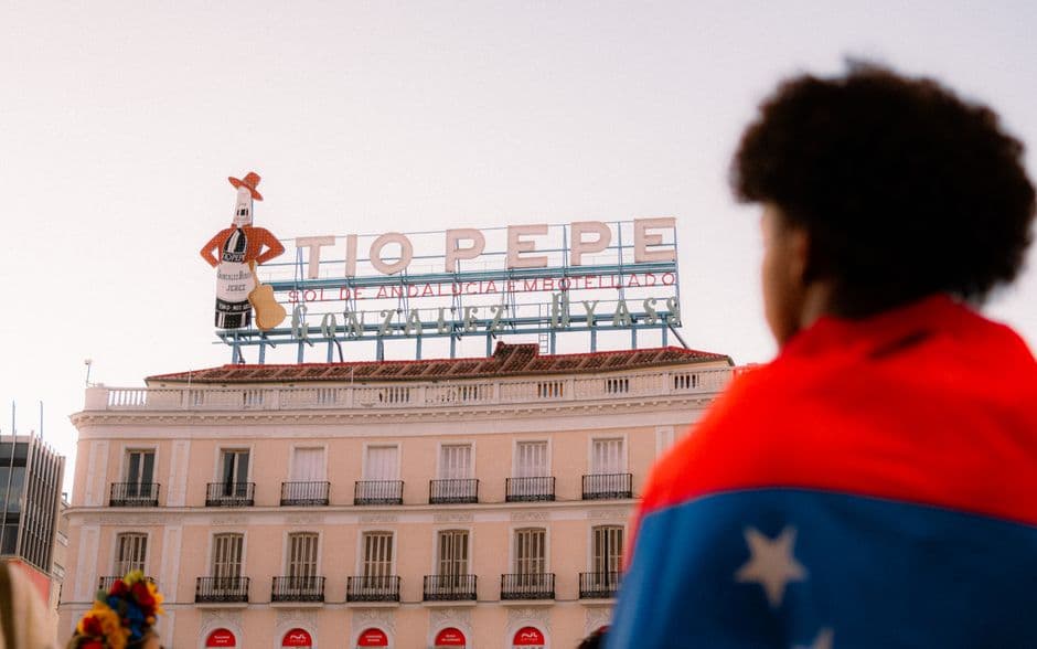 Mujer con bandera frente a un edificio, en la sala de chat de Ripollet