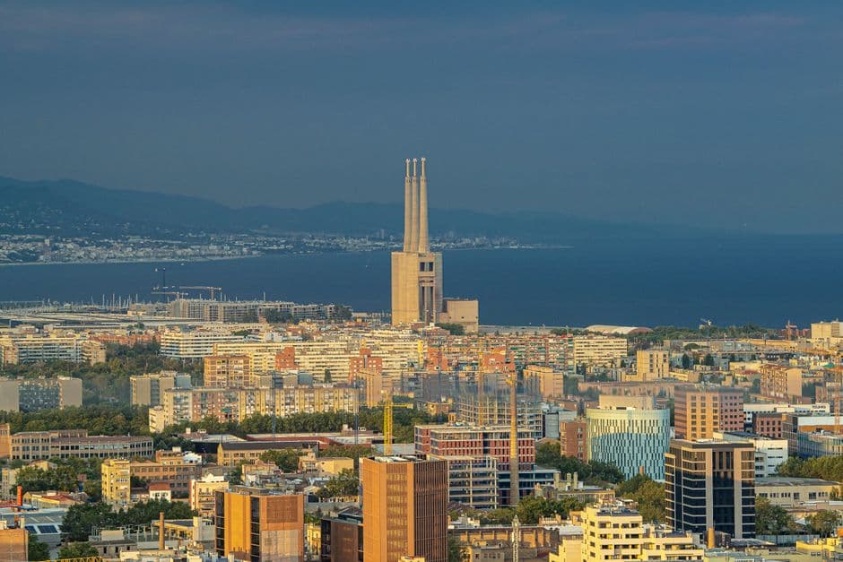Ciudad costera con edificios y mar en el chat de Sant Adrià de Besòs