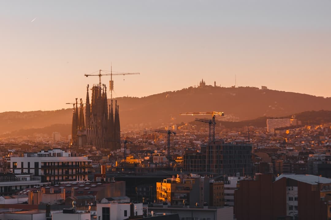 Vista de ciudad al atardecer con montaña de fondo en el chat de Montcada i Reixac