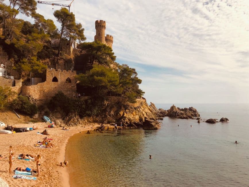 Castillo medieval en una playa de Cataluña, en la sala de chat de Sant Joan Despí