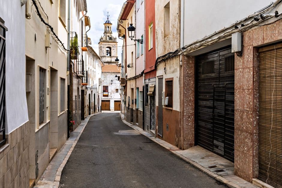 Calle empedrada con edificios antiguos, en la sala de chat de Barberà del Vallès