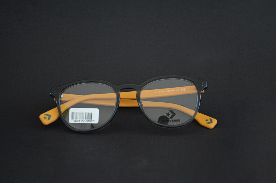 Gafas de montura negra sobre un tejido negro, en la sala de chat de Chiclayo