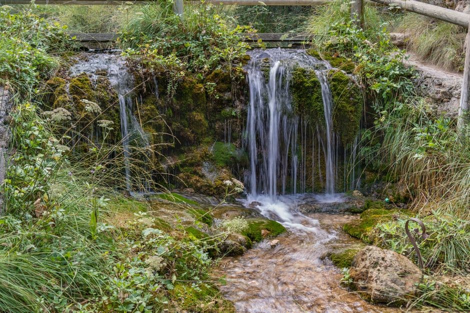 Cascada tranquila rodeada de vegetación exuberante, en la sala de chat de La Vall d'Uixó