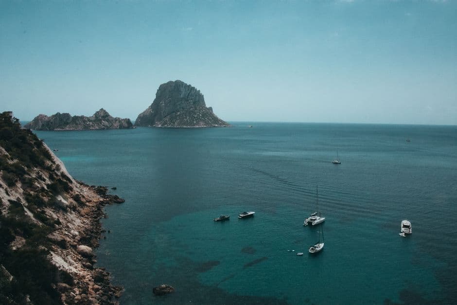 Vista aérea de islas en mar turquesa, en el chat de Sant Josep de sa Talaia
