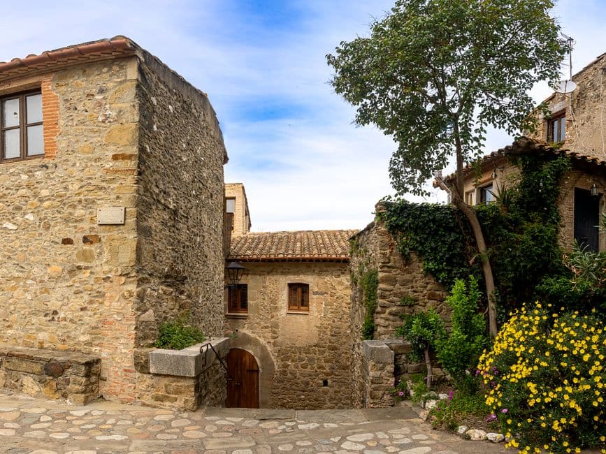 Edificio antiguo de piedra con ventanas altas, en el chat de Sant Vicenç dels Horts