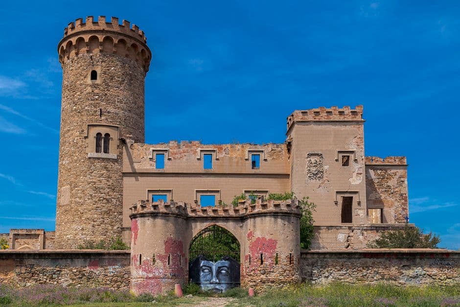 Castillo abandonado con grafitis en su puerta, en el chat de Santa Perpètua de Mogoda