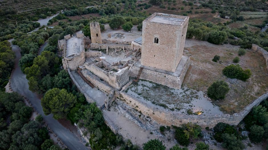 Castillo medieval en un valle, en la sala de chat de Castellar del Vallès