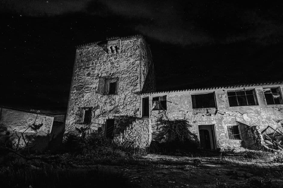 Edificio de piedra abandonado de noche, en blanco y negro, en el chat de Castellar del Vallès