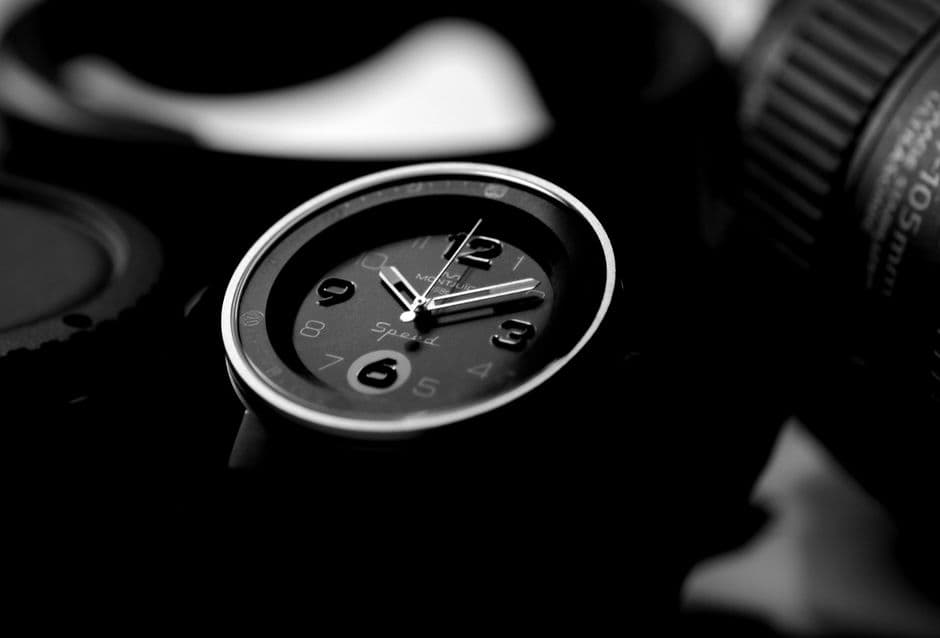 Reloj de pulsera analógico en escala de grises, en el chat de El Masnou