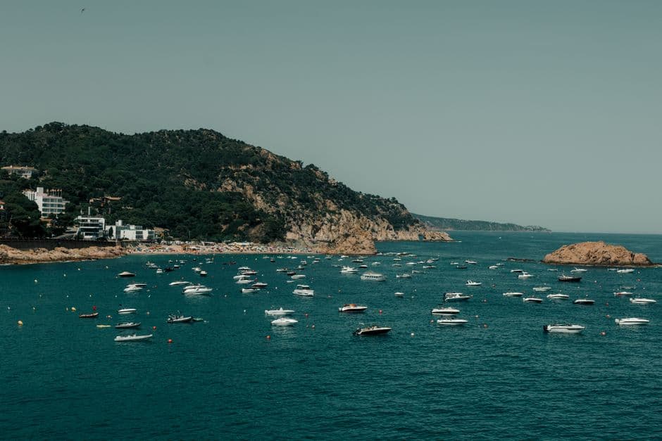 Barcos en el mar frente a Tossa de Mar, en el chat de Vilassar de Mar