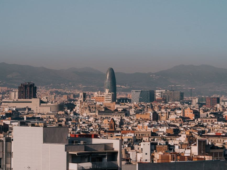 Edificios urbanos iluminados al amanecer en la sala de chat de Barcelona