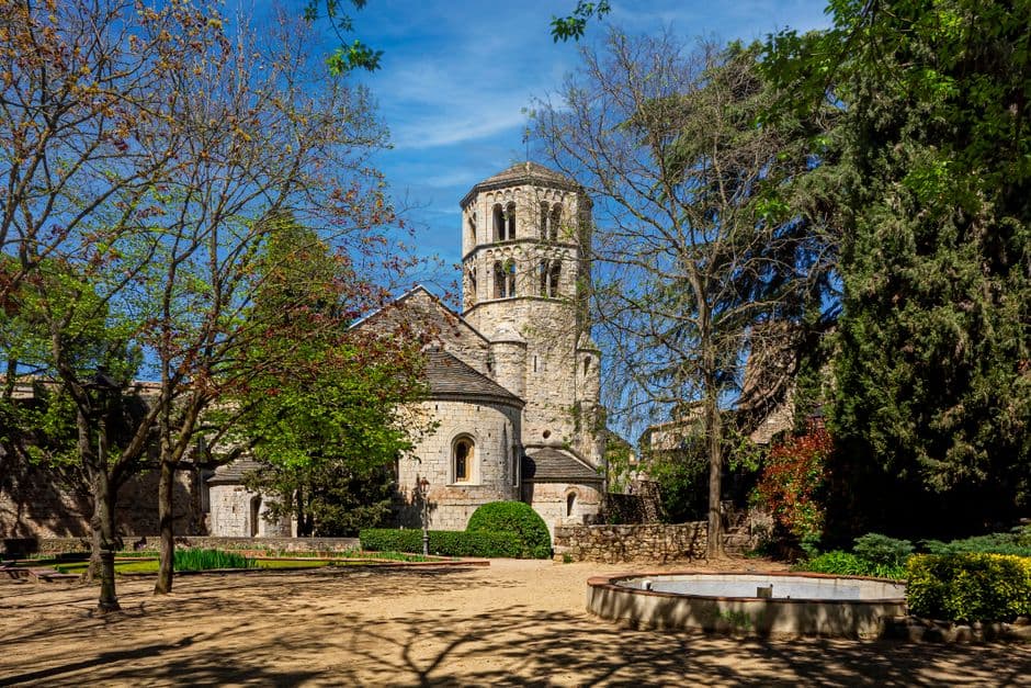 Abadía catalana con arquitectura antigua, en la sala de chat de Sant Quirze del Vallès