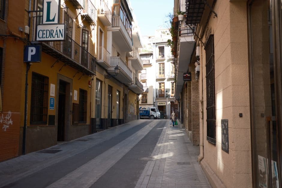 Callejón estrecho y encantador en Granada, en la sala de chat de L'Eliana