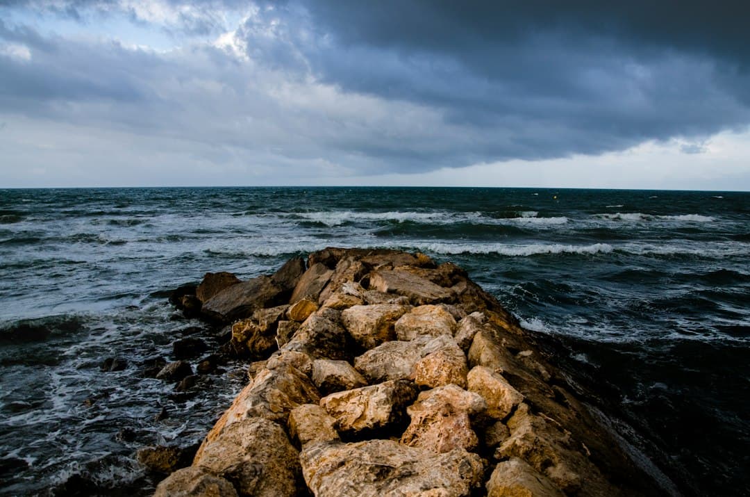 Costa rocosa con olas rompiendo, en el chat de L'Eliana