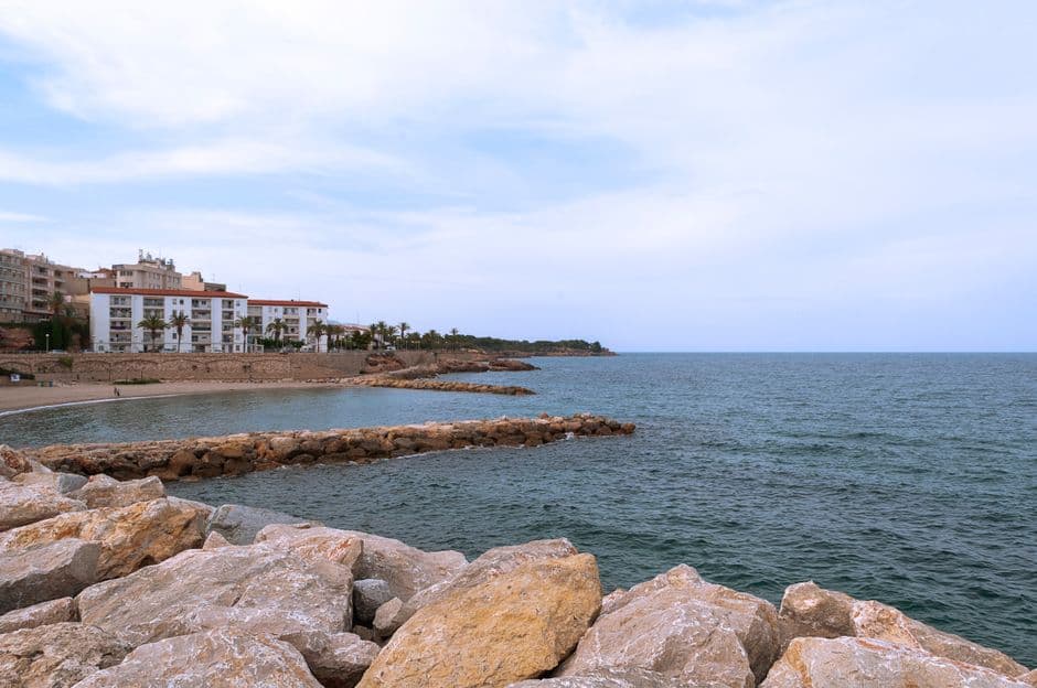 Piedras sobre la arena de la orilla del mar en una ciudad, en el chat de Malgrat de Mar