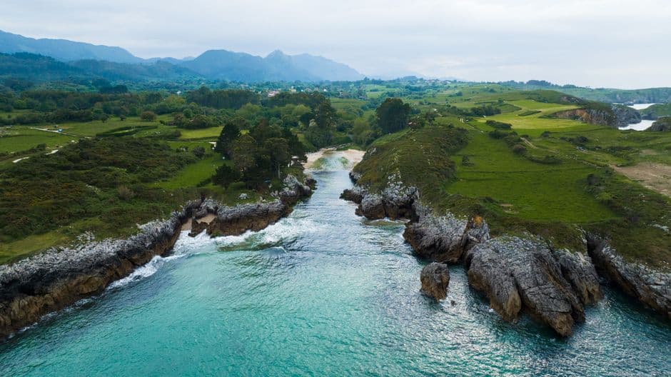 Costa española con acantilados y playas, en la sala de chat de Amorebieta-Etxano