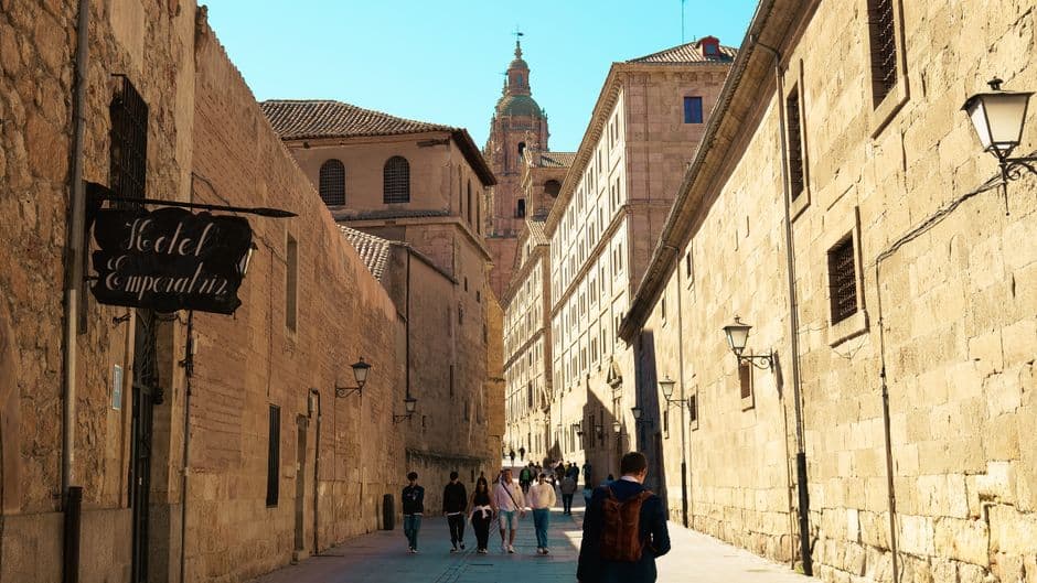Calle empedrada con edificios antiguos, en la sala de chat de San Bartolomé