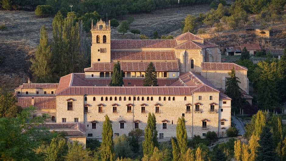 Monasterio de piedra de aspecto antiguo, en el chat de San Bartolomé