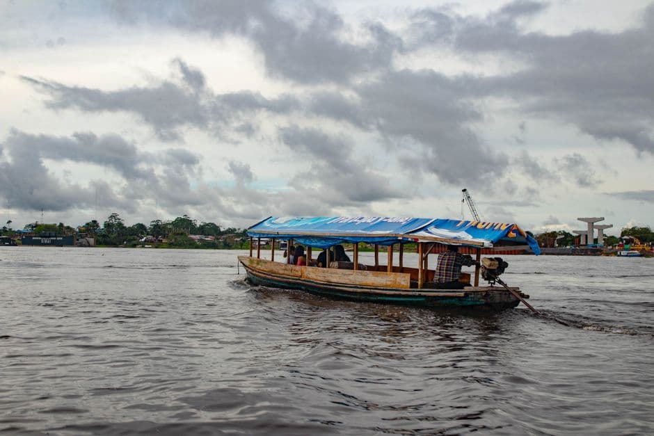 Barcaza en el río Amazonas, en la sala de chat de Iquitos