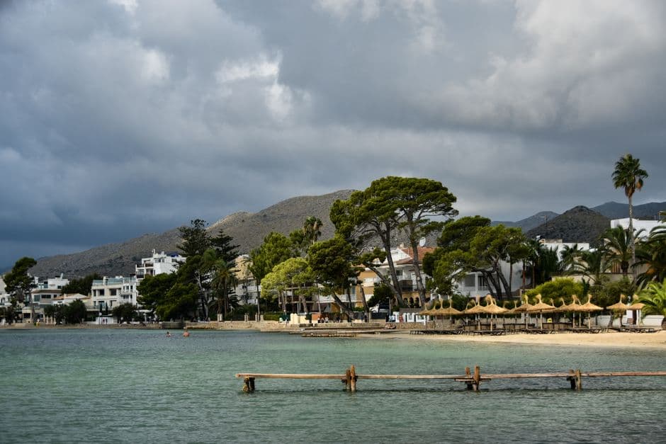 Muelle de madera en la playa, en el chat de Pollença
