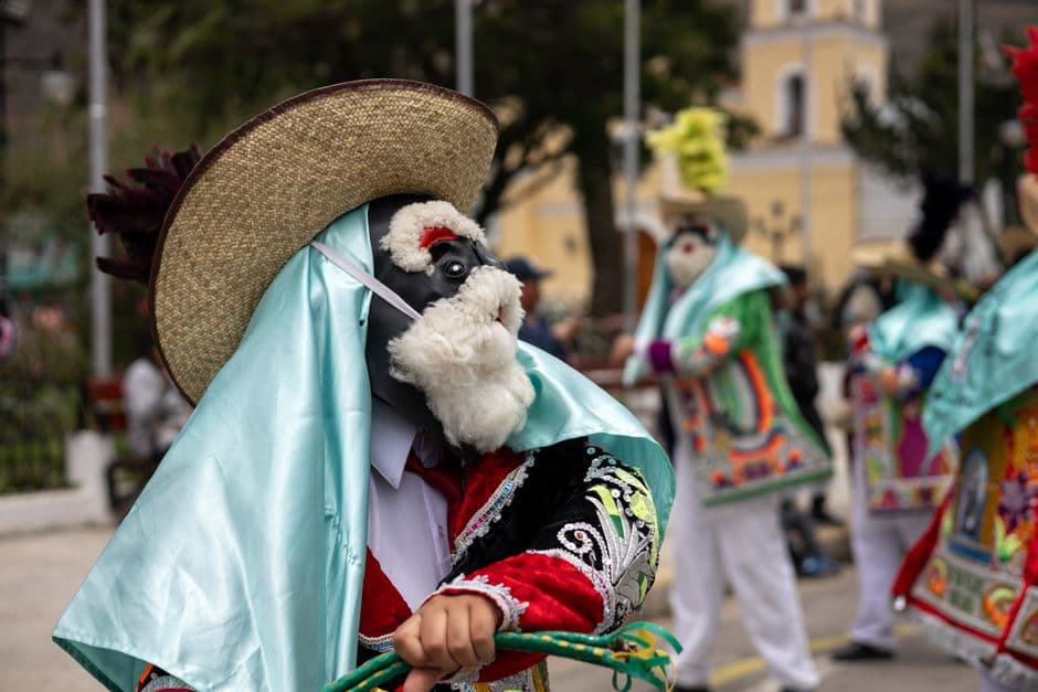 Desfile de coloridos trajes de festival en la sala de chat de Huancayo