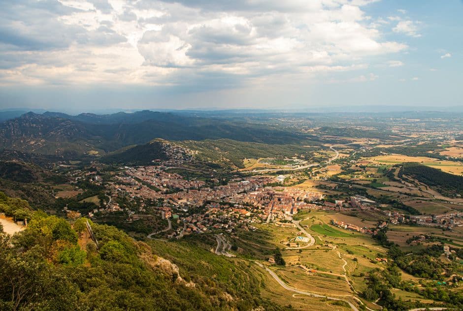 Vista panorámica de valles y montañas alrededor de Berga en el chat de Berga