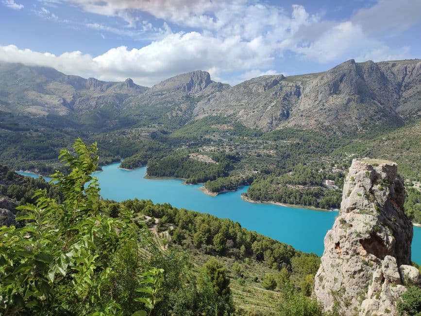 Colinas y bosque rodean un lago tranquilo, en la sala de chat de Canovelles