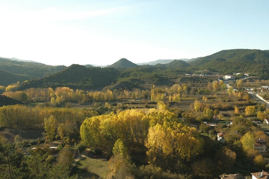 Paisaje otoñal de montañas y bosques, en el chat de La Garriga