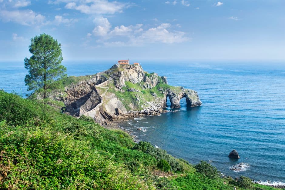 Ermita sobre islote rocoso en bahía de Vizcaya, en la sala de chat de Bermeo