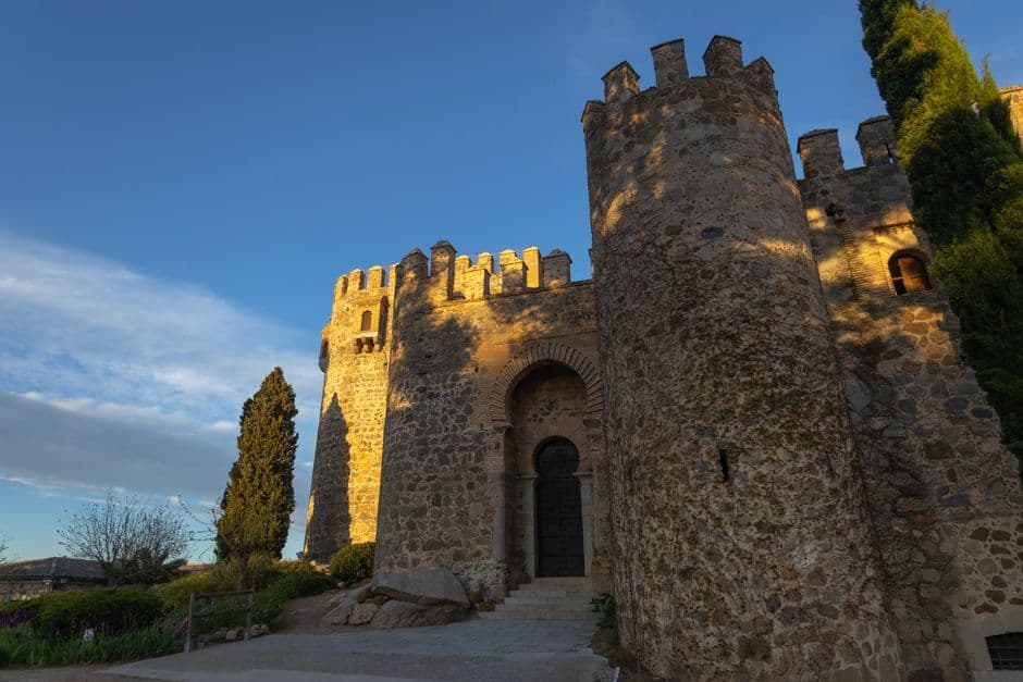 Castillo histórico sobre colina, iluminado por el atardecer rojo, en el chat de Vallirana