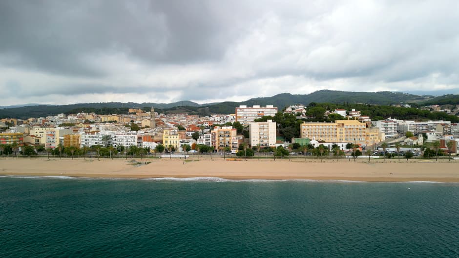 Vista aérea de una ciudad costera en la sala de chat de Canet de Mar