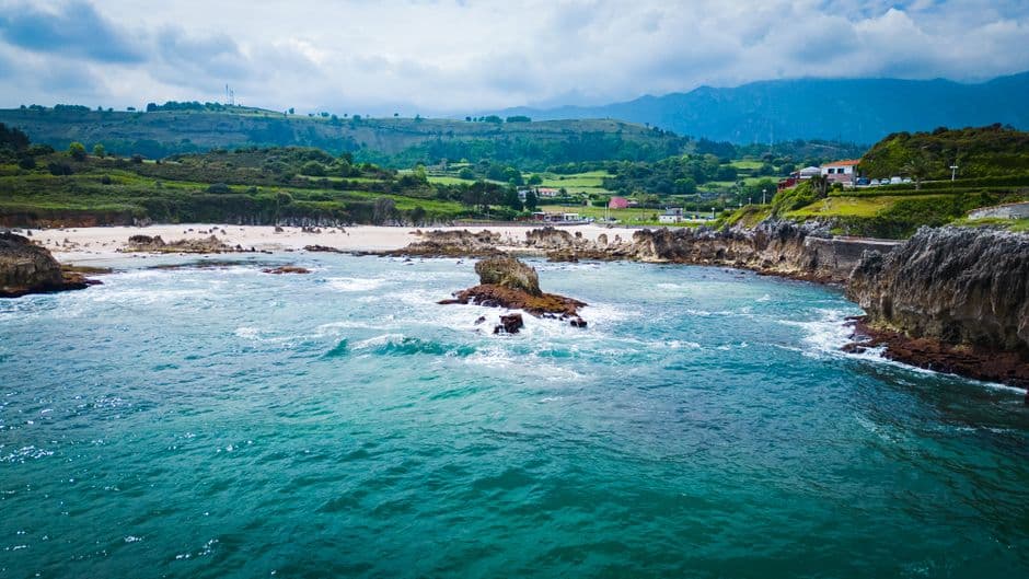 Costa española con acantilados y mar, en la sala de chat de Sopela