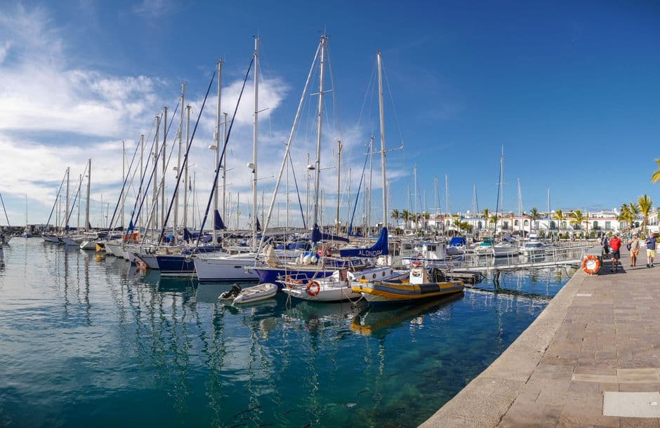 Veleros atracados en el puerto, en el chat de Santa María de Guía de Gran Canaria