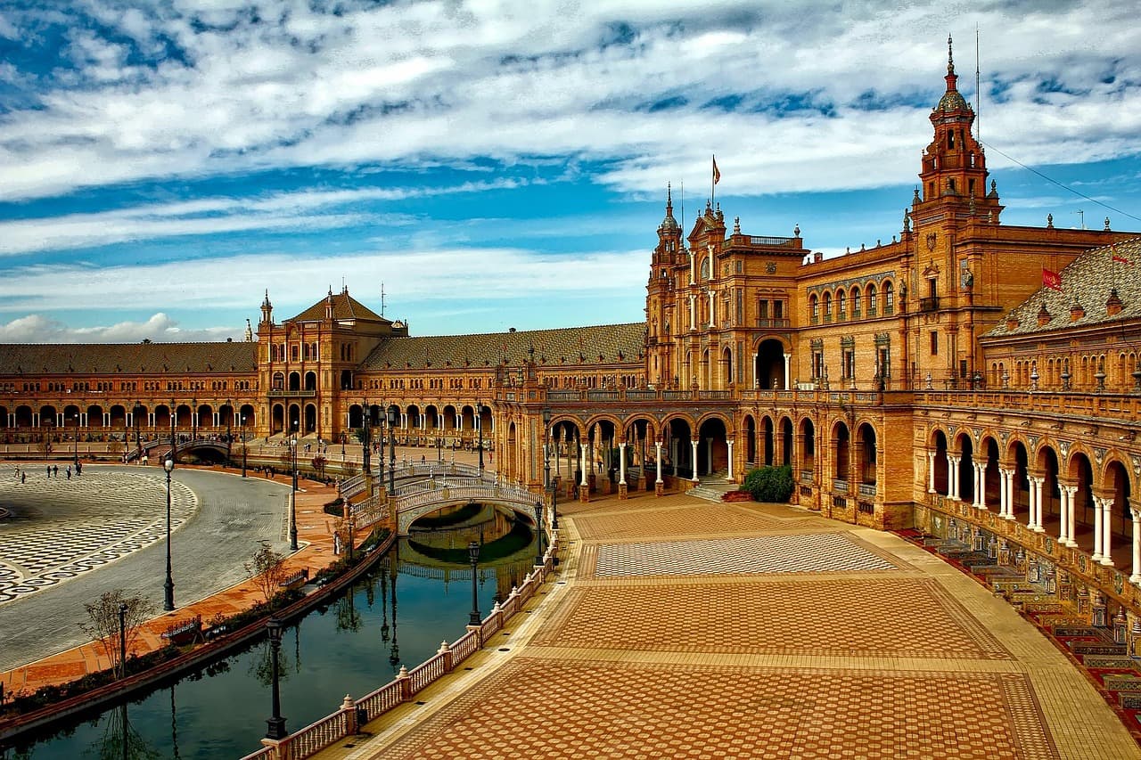 Plaza monumental de una ciudad, en el chat de Canals