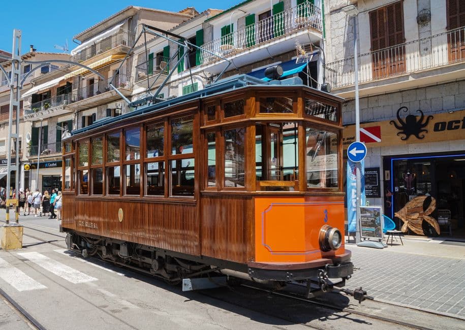 Tranvía marrón circulando por la calle, en la sala de chat de Sóller