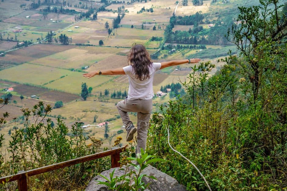 Mujer mirando paisaje en un lugar natural, en la sala de chat de Ecuador