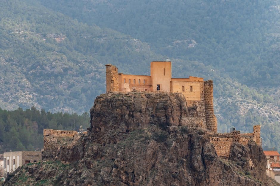 Castillo sobre una colina, con el campo alrededor, en el chat de Castellbisbal