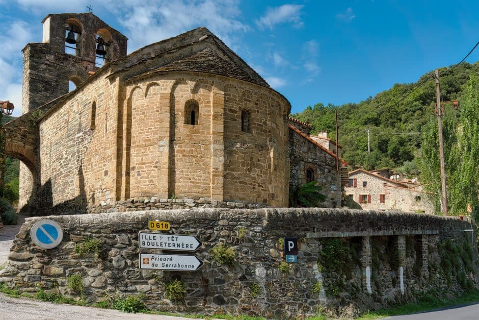 Iglesia histórica en un paisaje rural, en la sala de chat de Sant Sadurní d'Anoia