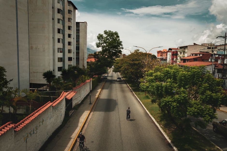 Distrito urbano con edificios altos y avenidas transitadas bajo cielo claro, en el chat de Venezuela