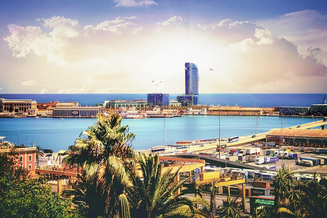 Vista panorámica de la ciudad de Barcelona con edificios y cielo despejado, en el chat de Montgat