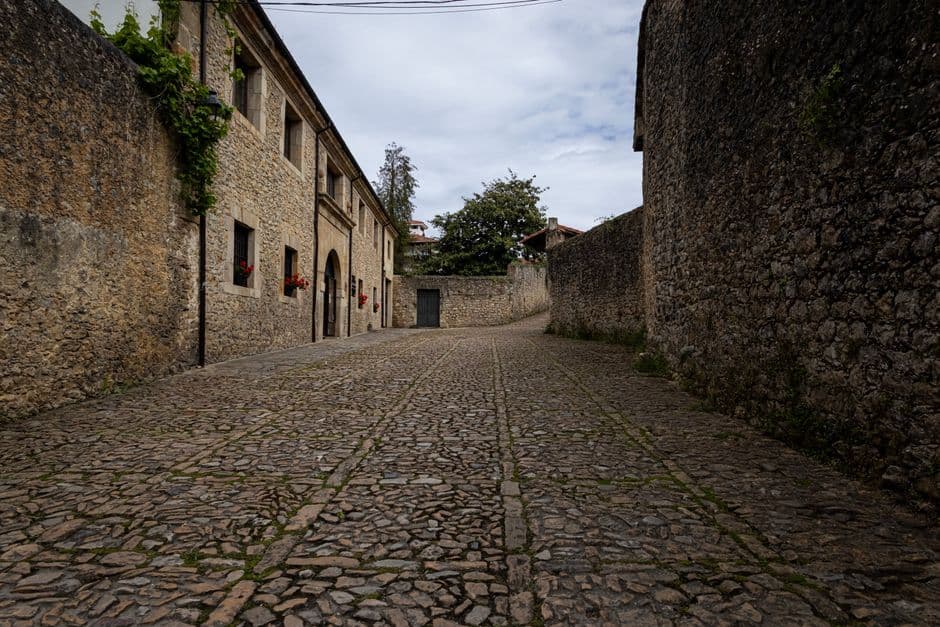 Calle empedrada de Santillana del Mar con casas piedra, en el chat de Orpesa/Oropesa del Mar